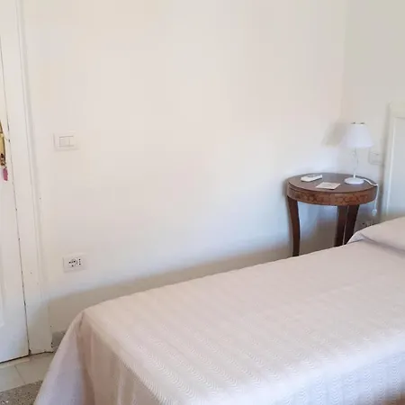 Alojamento de Acomodação e Pequeno-almoço Dante Alighieri Cagliari